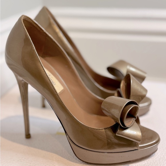 THE PERFECT HOLIDAY VALENTINO BOW HEELS! - Picture 1 of 10
